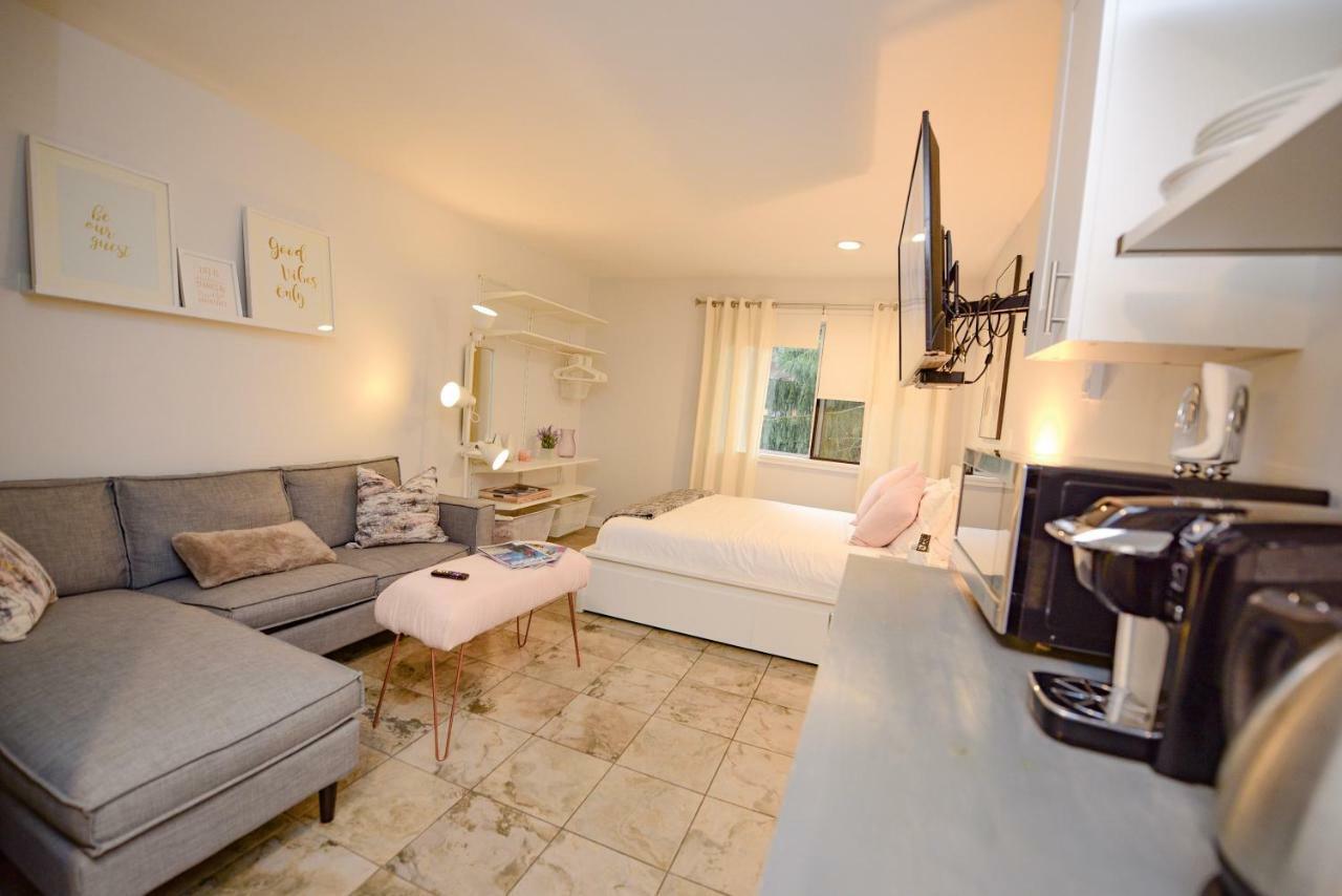 Newly Renovated Whistler Studio Екстер'єр фото